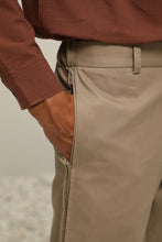 將圖片載入圖庫檢視器 Brushed Cotton Slim-Fit Trousers (KH)
